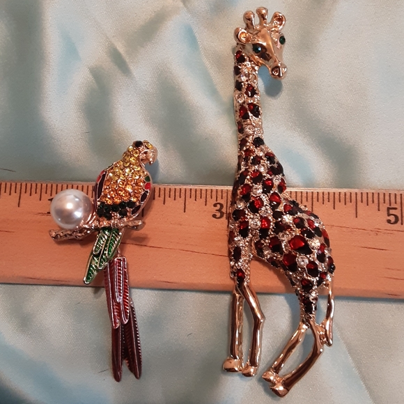 Brand New Set of Two Amazing Sparkling Brooches - Picture 2 of 4